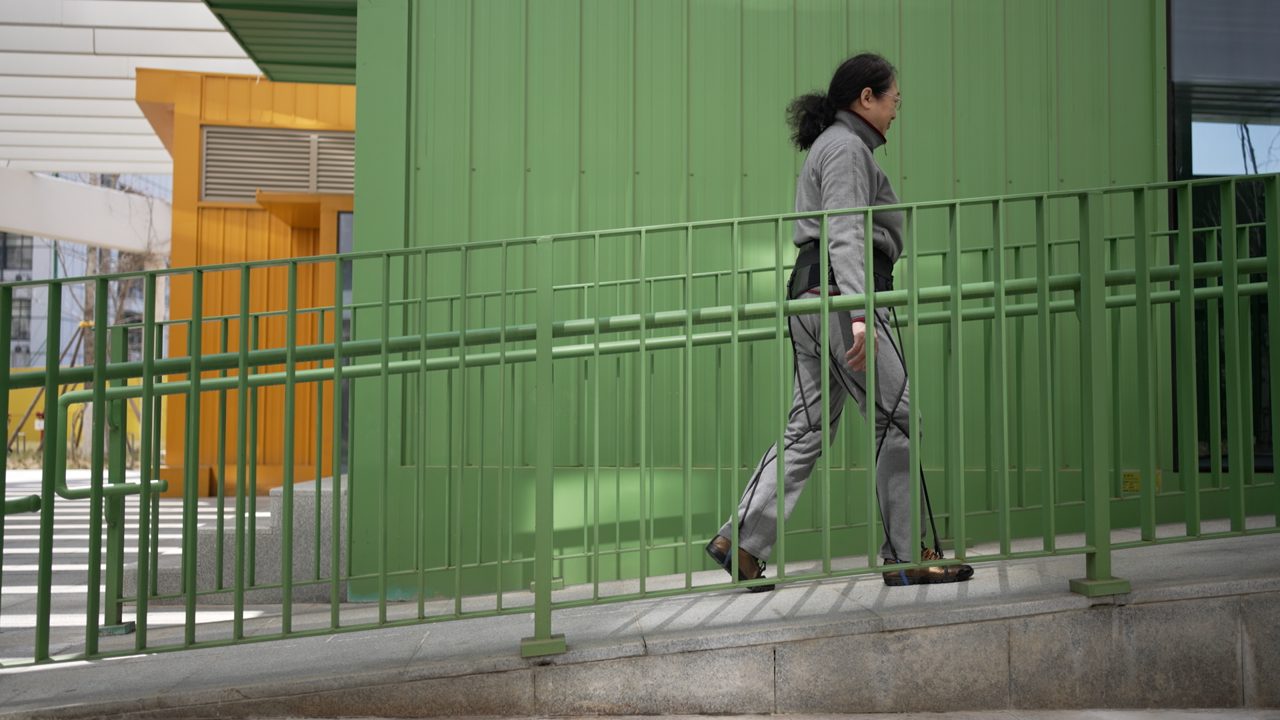 长者上坡场景穿戴 futto 步行筋